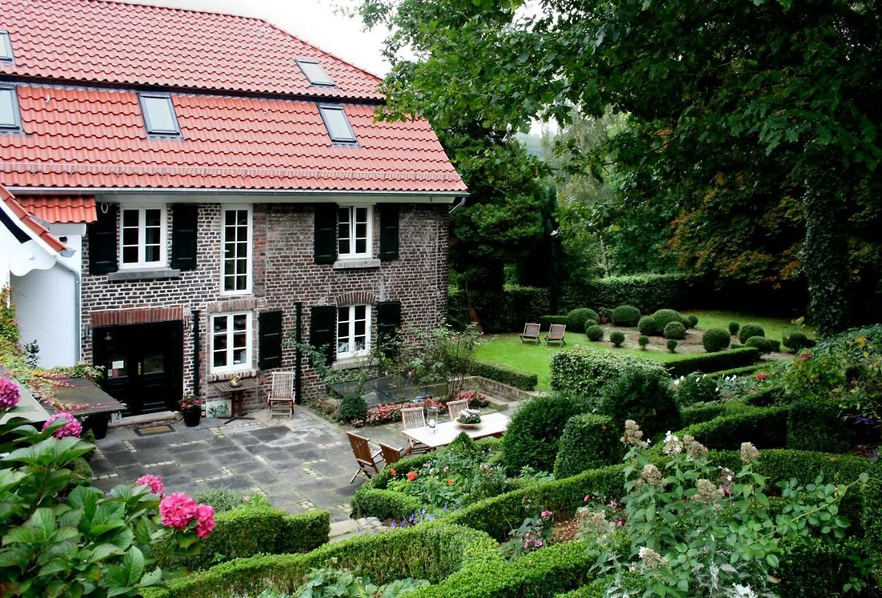Landhaus In Idyllischer, Ruhiger Lage Und Flughafennaehe contacts